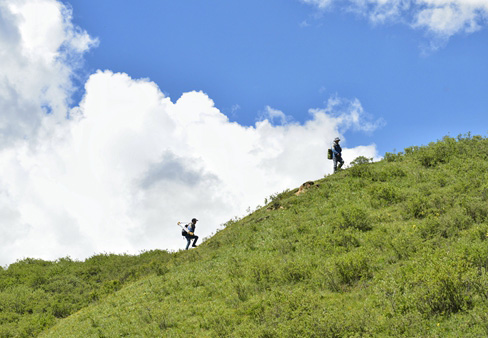 測(cè)繪戰(zhàn)士在青海，山下的測(cè)繪尖兵