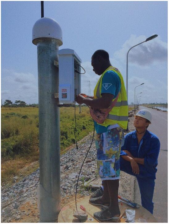 工人在觀測墩上搭建觀測站，這樣的觀測站共有11個
